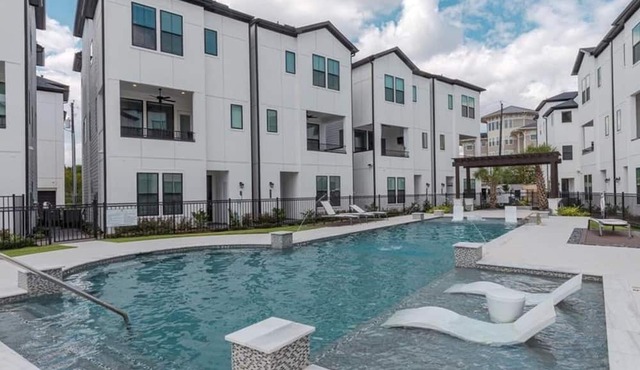 Welcoming 3-bedroom townhome in Heart of Houston