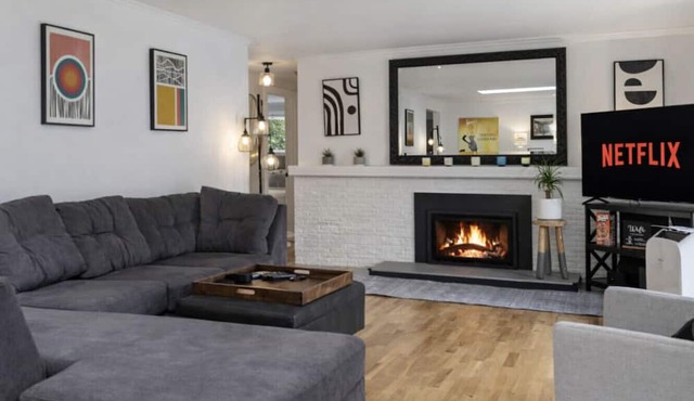 King Bed I Piano I Fenced Yard I Pets OK