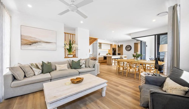 Bokarina 3-Bed Stunning Home, Steps from Beach