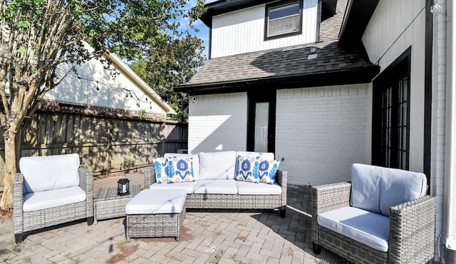 Pet friendly/King Bed/Tranquil Retreat/Fenced Backyard/Master BR on Main