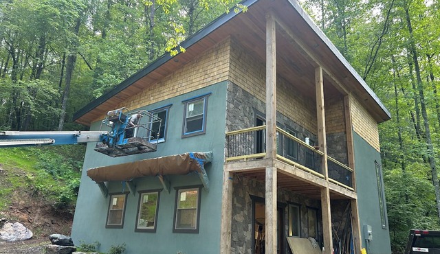 Charming 3-bedroom Mountian Bike Trail chalet with AC and WiFi in serene Ellijay