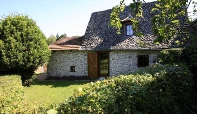 Charming house with garden, 2 bedrooms, pets allowed, in Mourjou