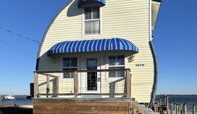 Cutest 2-bedroom house on the Bay with access to the gulf across the street