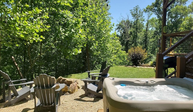 You found the perfect vacation cabin, stop scrolling! Hot tub and Views, dogs ok