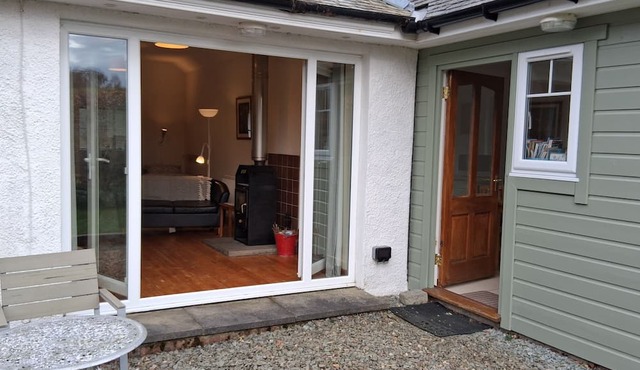 Cosy cottage with kitchen, log burner & private patio in rural village