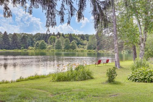 Private 5-Acre Lake: Pet-Friendly Grove City Home