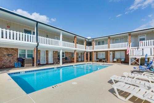 Walk to North Myrtle Beach: Studio w/Pool Access!
