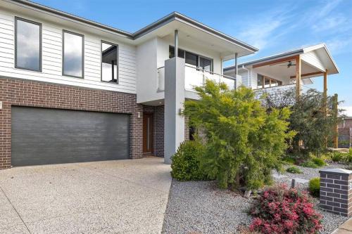 The Shore- Modern family getaway, aircon, beaches, sleeps 10, parking for boat, aircon, adventure park close, wineries close