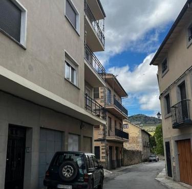 Amplio, fresco y céntrico, con patio y balcón