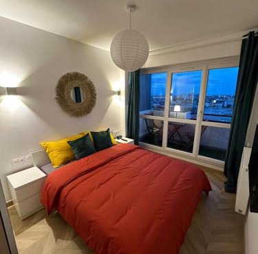 PARIS PANTIN Magnifique Appartement 4 pièces de 108m2 avec 2 PARKING intérieur - très cosy pour 1 à 12 personnes - Entièrement refait à neuf ENTIRE APARTMENT LUXURIOUS AND WARM - PANTIN PARIS 19 ème FREE WIFI GRATUIT