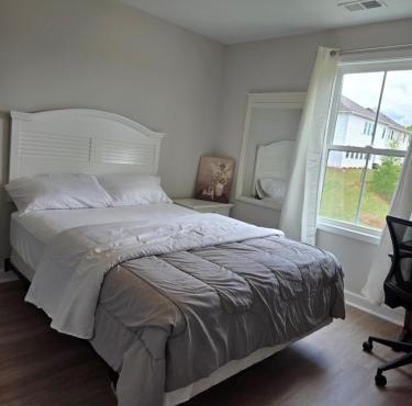 Queen room with private bath and wifi Room One