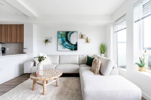 Cozy 1 bed with city/water view.