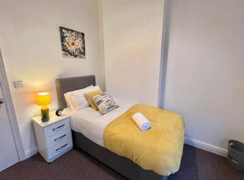 Spacious 5-bed house in Coventry by Seeka Stay, Ideal for business, Sleeps 7!