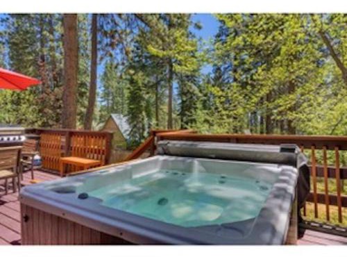 Cozy Pet-Friendly Cabin with Hot-Tub Walk to Lake Tahoe Beach
