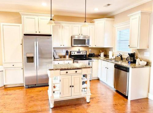 Comfy, Spacious Townhome in Cleveland